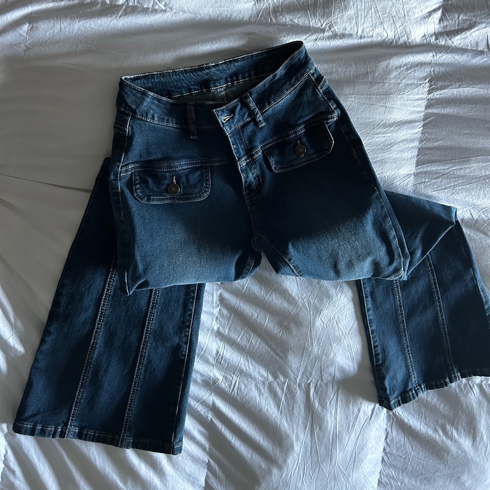 Women’s Low-Rise Flare Jeans – Size S, Brand New with Tag, Stylish Front Pocket